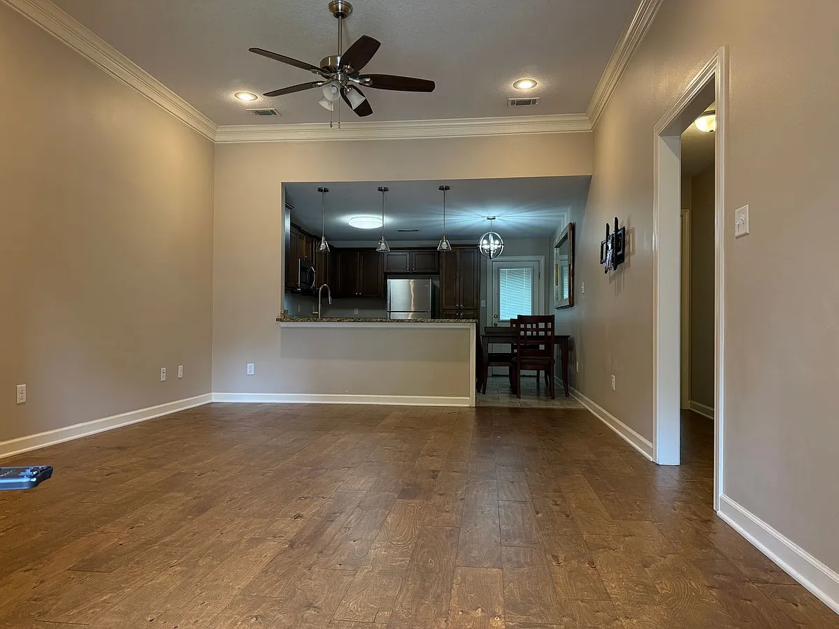 Building Photo - 415 S Shady Ln