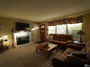 3rd image of 7662 Buckthorn Dr NE