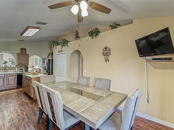 4th image of 902 Brenton Leaf Dr