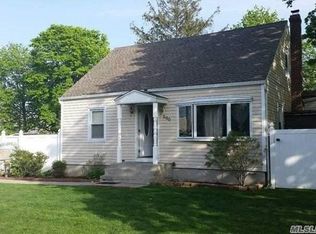 240 Maple Ct, Copiague, NY 11726