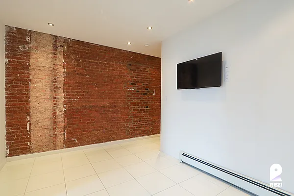 Rented by REZI | media 12