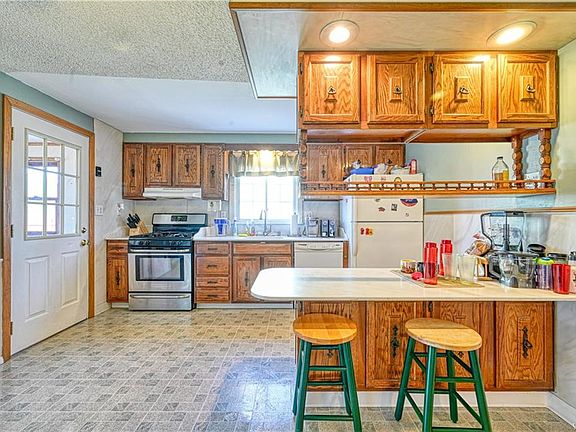 4th image of 68 Nicholas Dr N