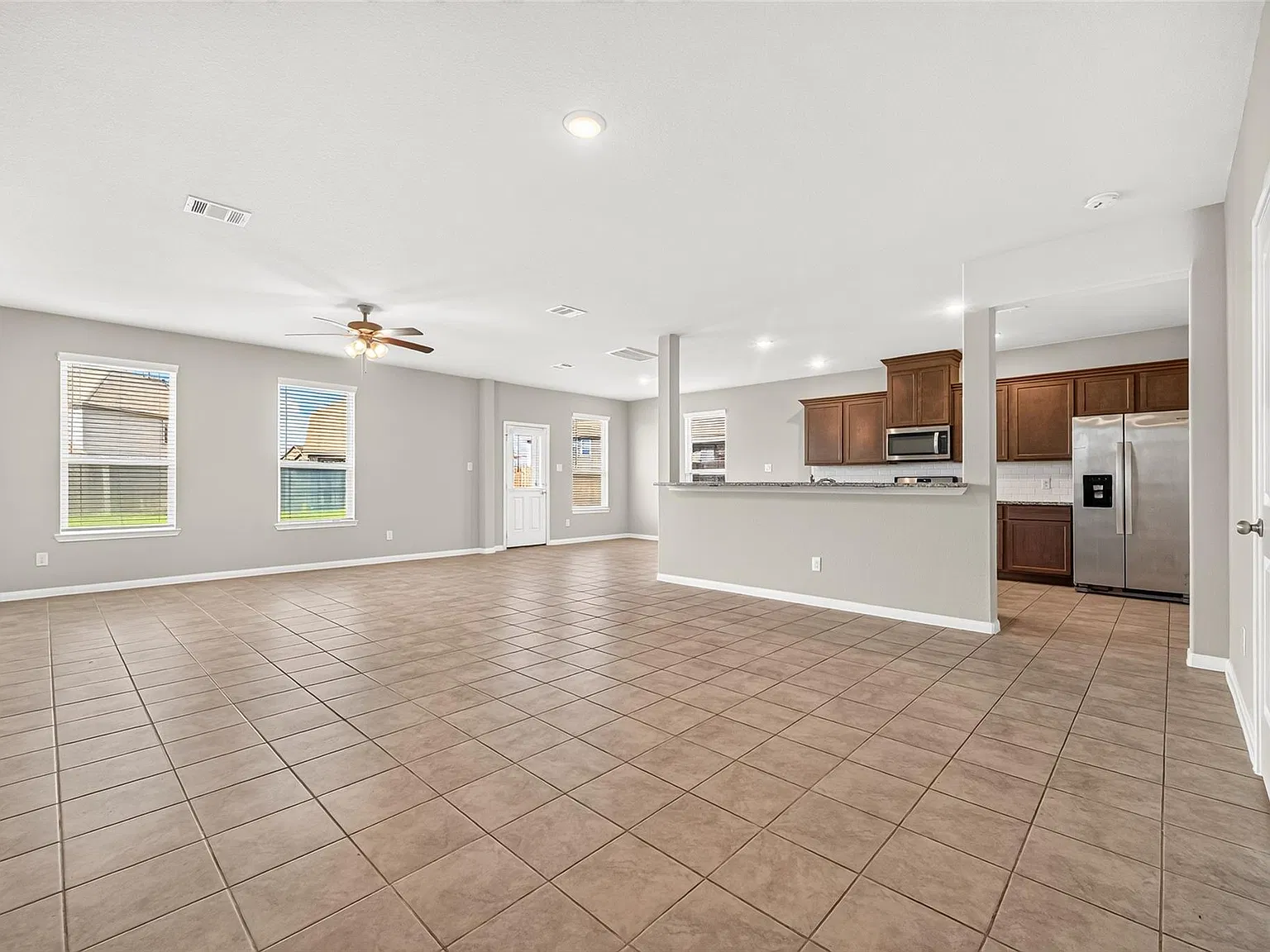 3 bed, 2.5 bath, 2500 sqft, $2,575 — Photo 3