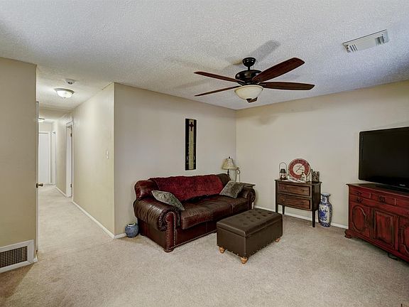 3rd image of 410 SW 74th St