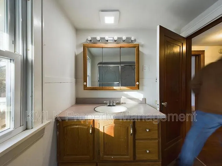 524 Allyn St — Photo 46