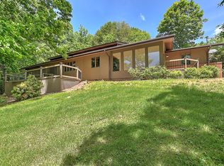 1718 Long Crescent Dr, Bristol, VA 24201