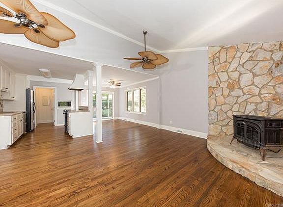 3rd image of 412 Lake Shore Dr