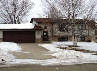 1805 12th Ave SE, Mandan, ND 58554