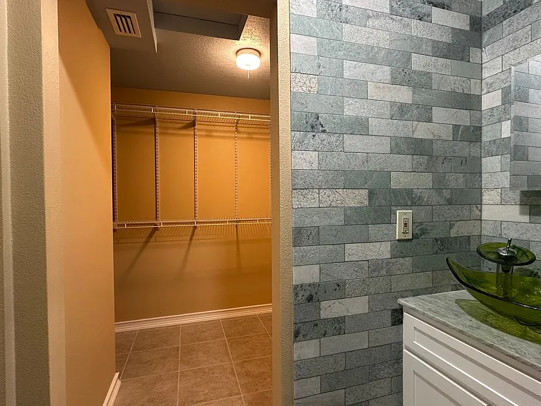 261 Caldwell St — Photo 24