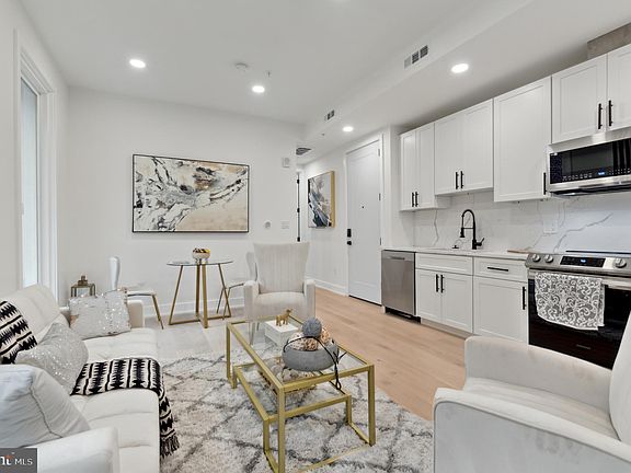 4th image of 701 Quincy St NE #4