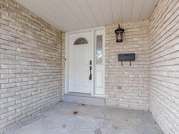 3rd image of 15 Huson Ct