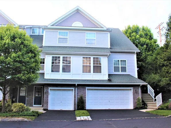 309 Bridgeview Dr, Poughkeepsie, NY 12601