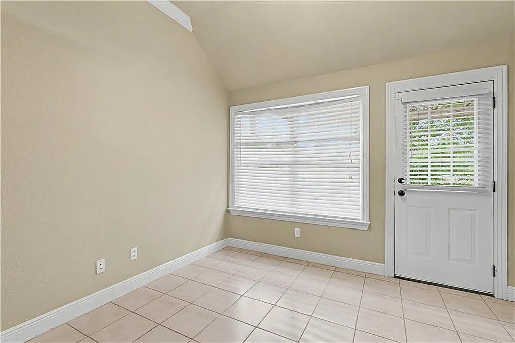 198 Alexandra Loop - 1 — Photo 3