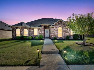 542 Meadowlake Dr, Waxahachie, TX 75165