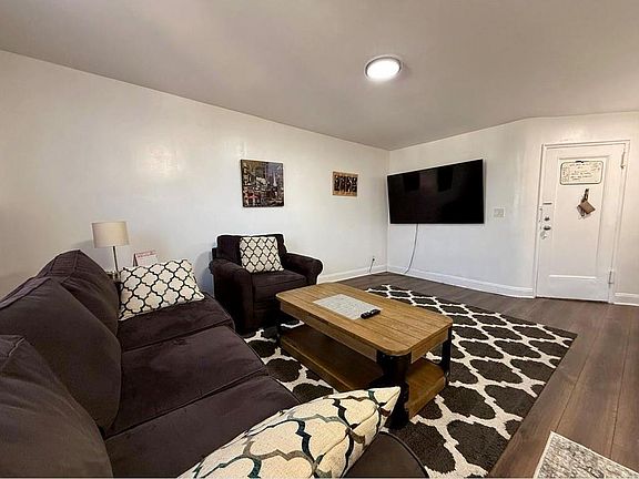 4th image of 565 Castleton Ave APT 2B