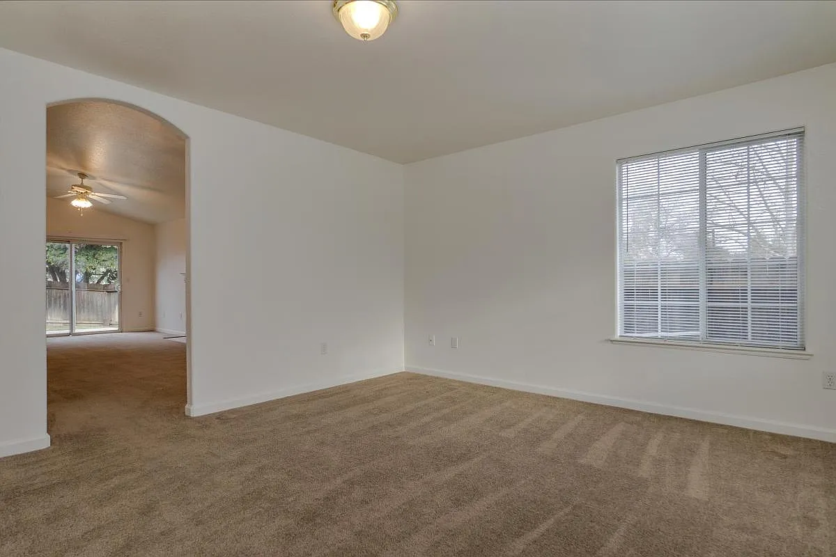 4 bed, 1535 sqft, $3,300 — Photo 2