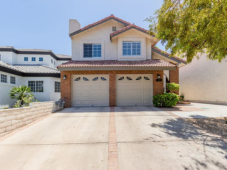 861 Vegas Valley Dr — Photo 2