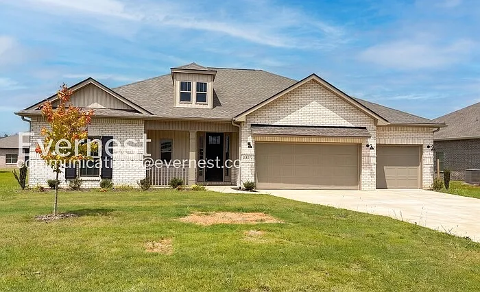 4 bed, 3.0 bath, 2500 sqft, $2,249 — Photo 1