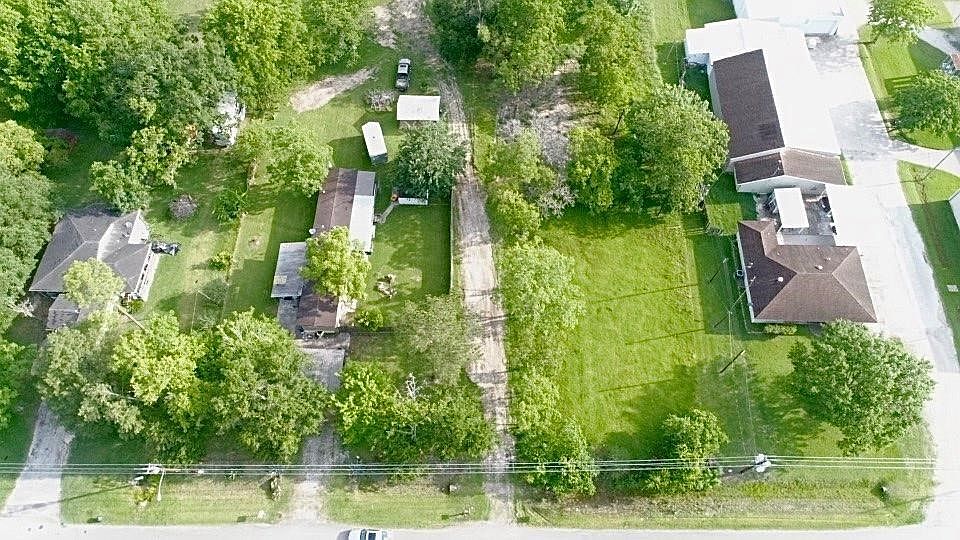 Rectangular lot in Pearland, just under an acre.  Ready for you to build your home!