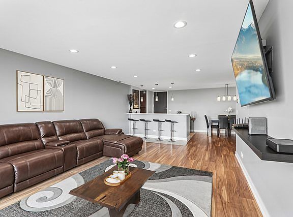 3rd image of 190 S Wood Dale Rd APT 1105