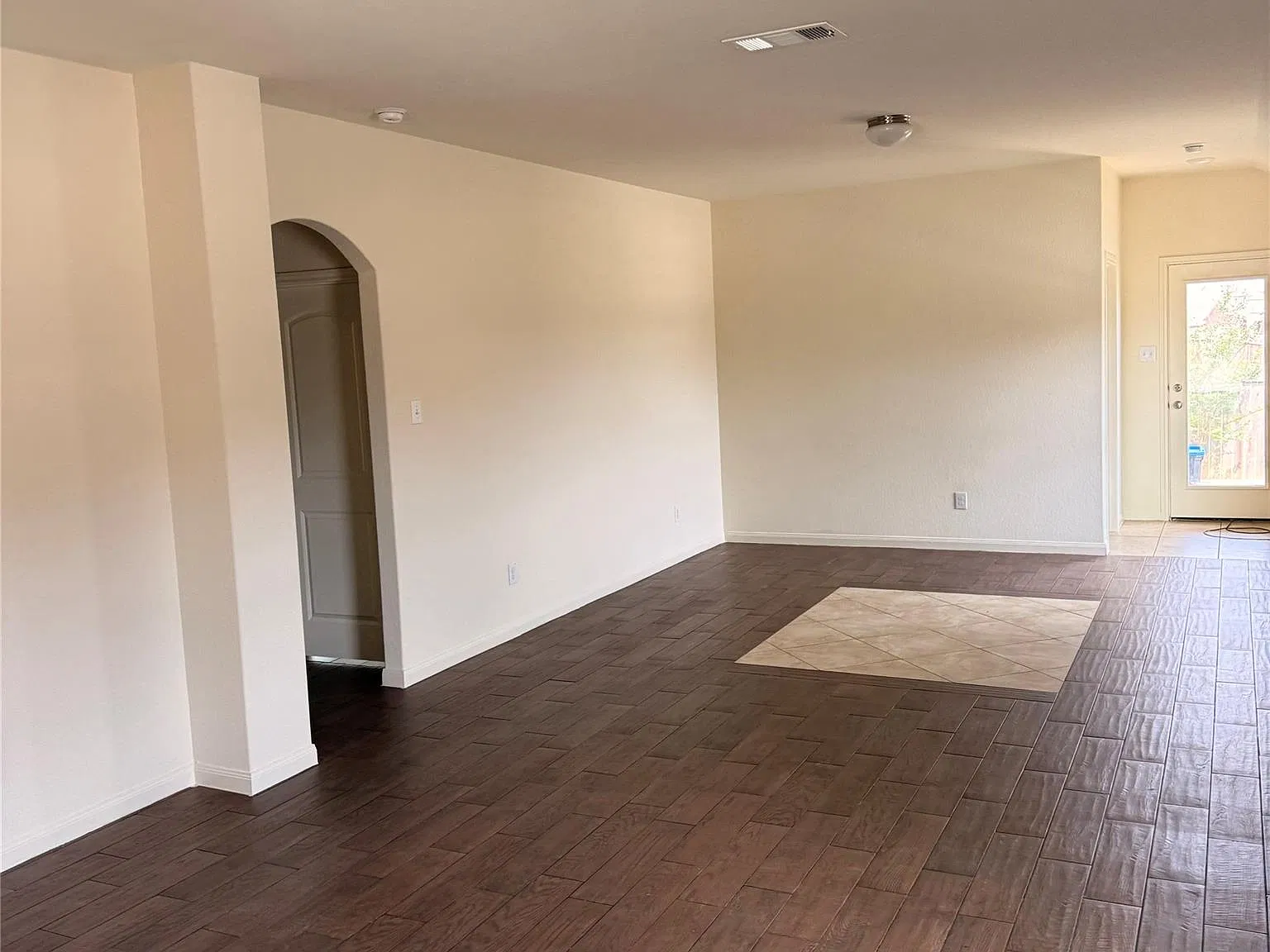 3 bed, 2.0 bath, 1571 sqft, $1,700 — Photo 4