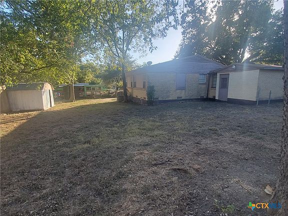 4th image of 422 E Lamar Ave