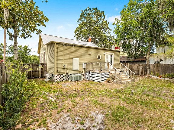 5th image of 811 Laurel St