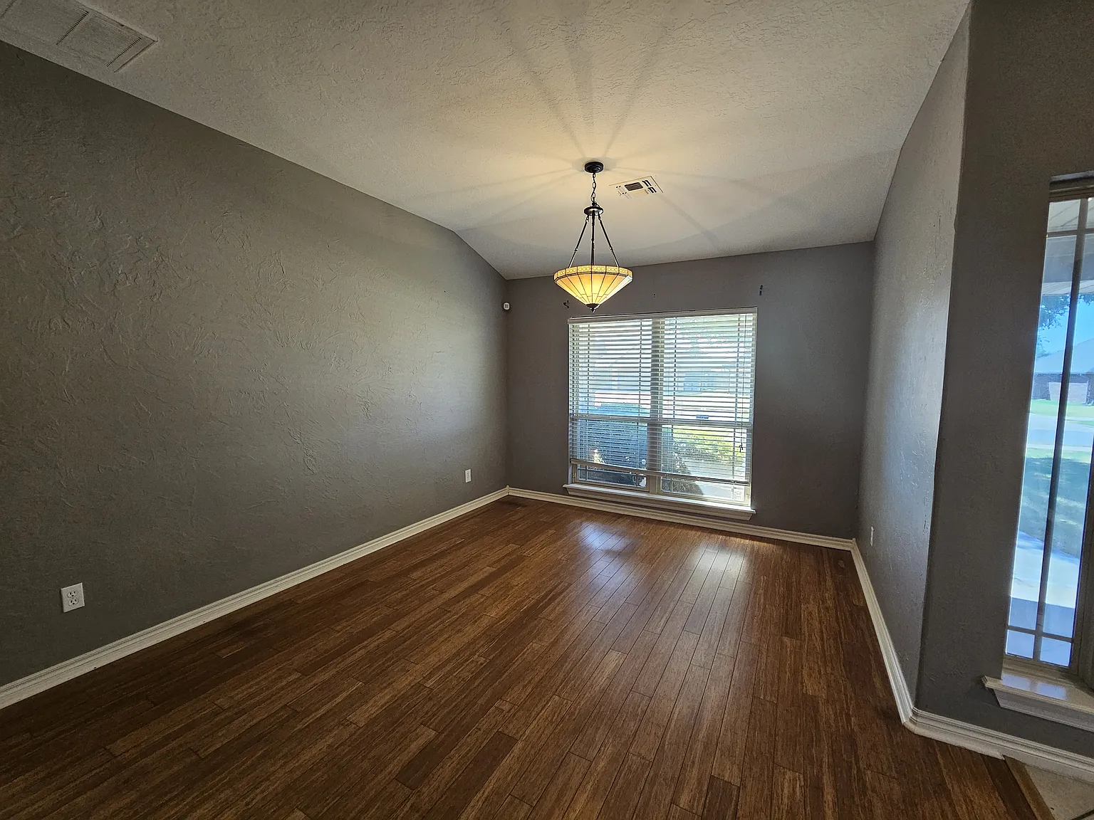 4 bed, 2061 sqft, $2,300 — Photo 4