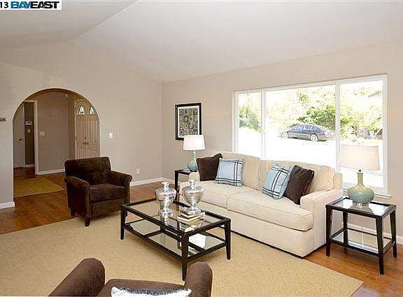 4th image of 3876 Oakes Dr