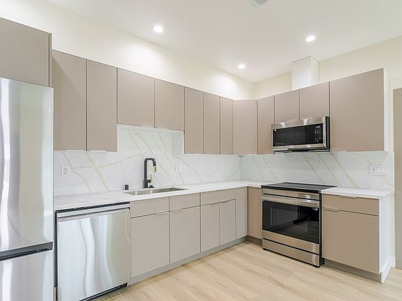 5th image of 11120 Emelita St