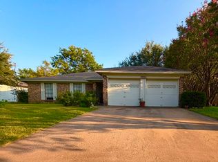 1824 Briar Run, Benbrook, TX 76126