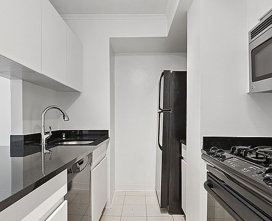 5th image of 270 W 17th St APT 6J
