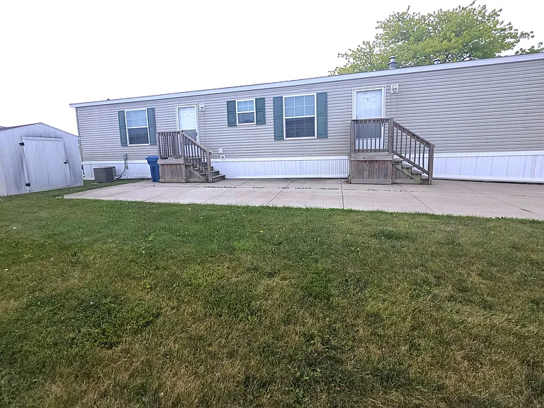Avon on the Lake — Photo 28