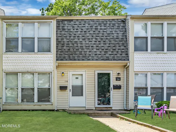 136 Stratford Place, Lakewood, NJ 08701