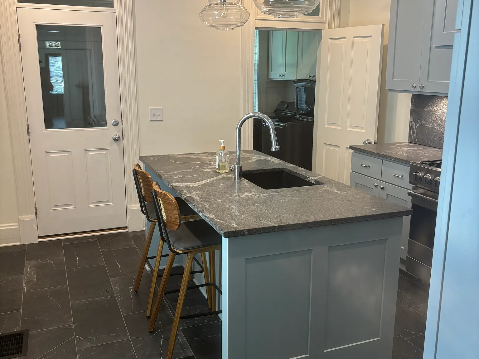 2 bed, 1.5 bath, 1300 sqft, $2,200 — Photo 3