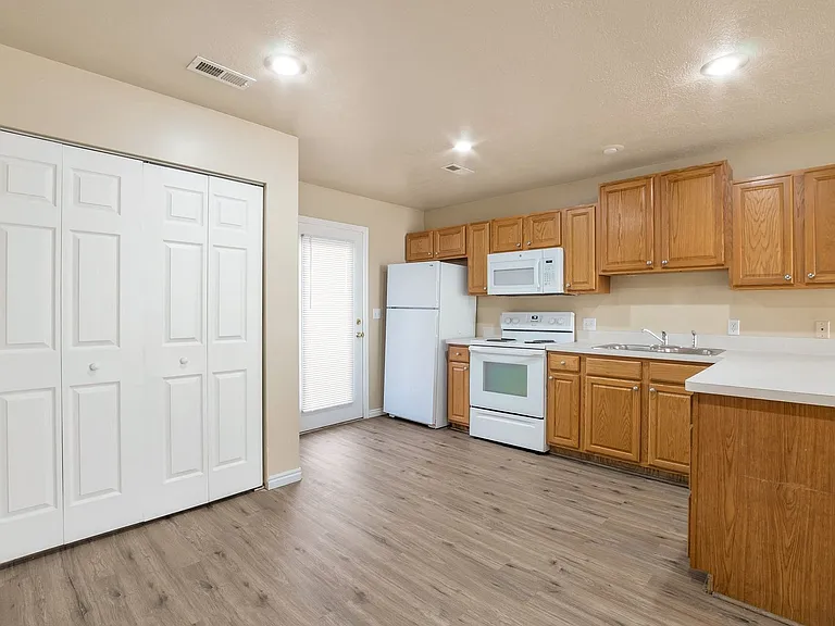 854 Easy St — Photo 2