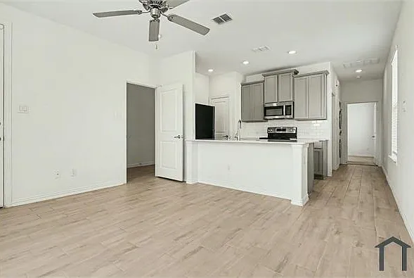 4 bed, 3278 sqft, $3,000 — Photo 4