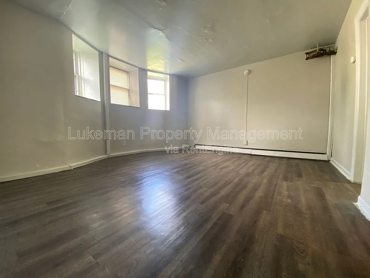 Building Photo - 447 W Walnut St #13