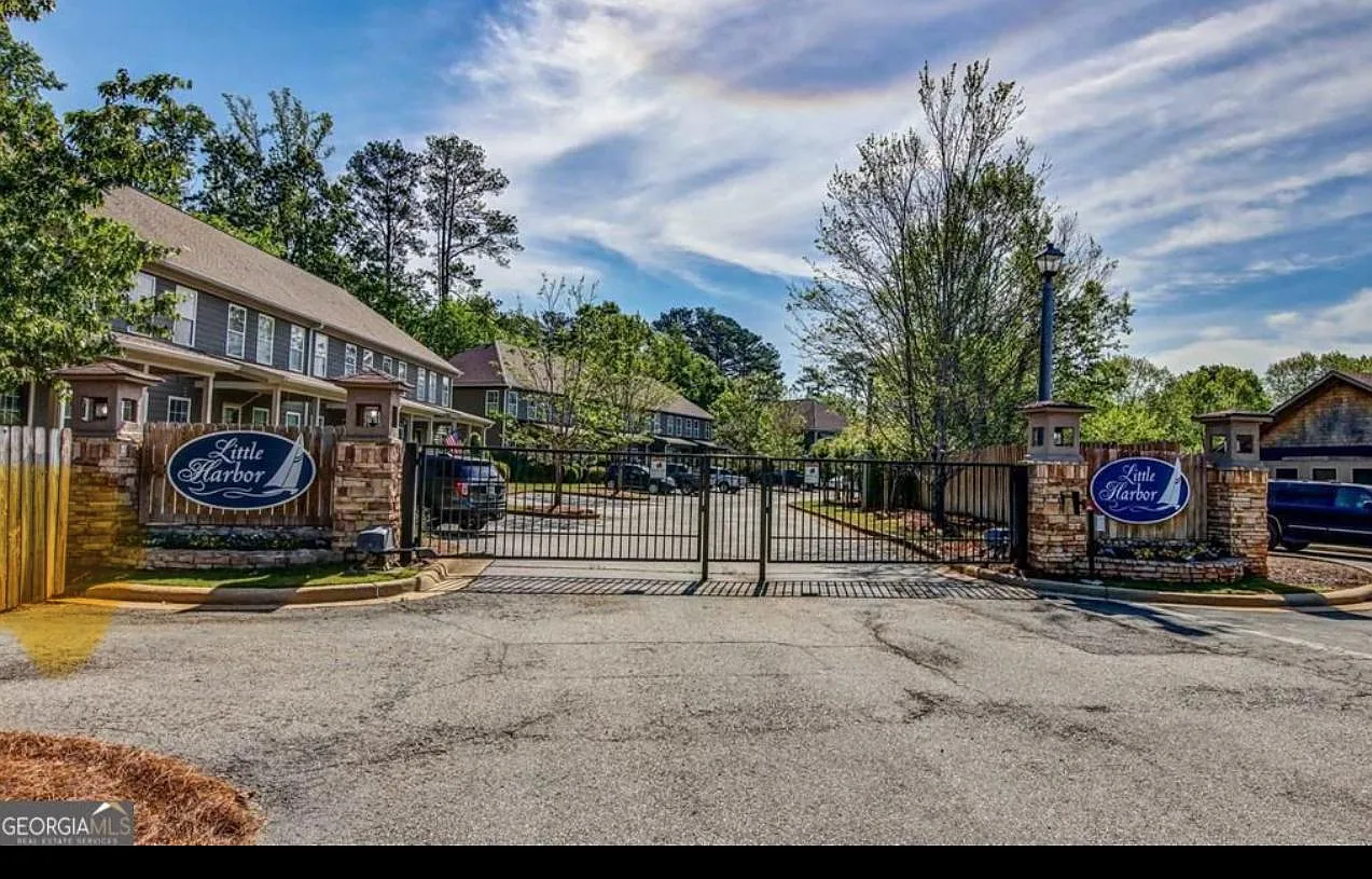 4 bed, 2.5 bath, 1748 sqft, $2,100 — Photo 2