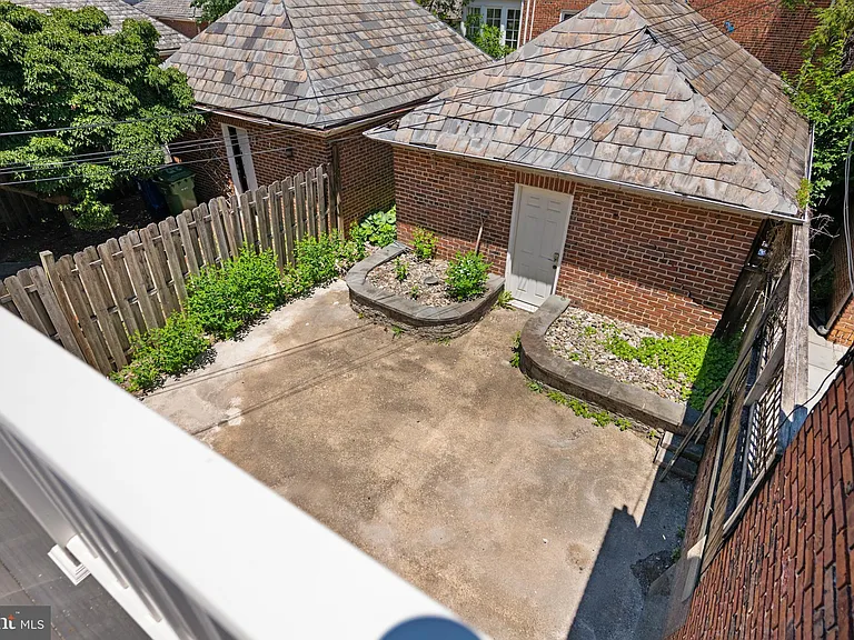214 E University Pkwy — Photo 29