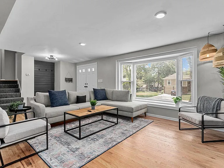 9835 Melrose Dr — Photo 2