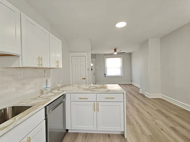 3032 N Stillman St — Photo 4