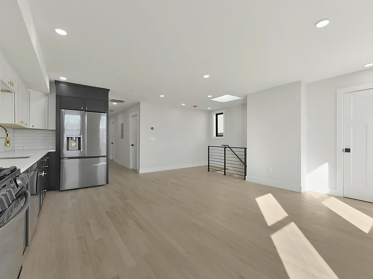280-282 Sumner St #2 — Photo 6