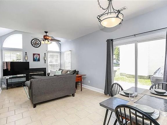 5th image of 475 Crosland Ct