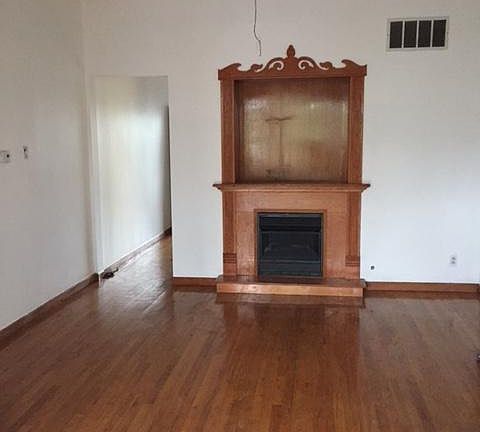 4th image of 2835 N Sacramento Ave