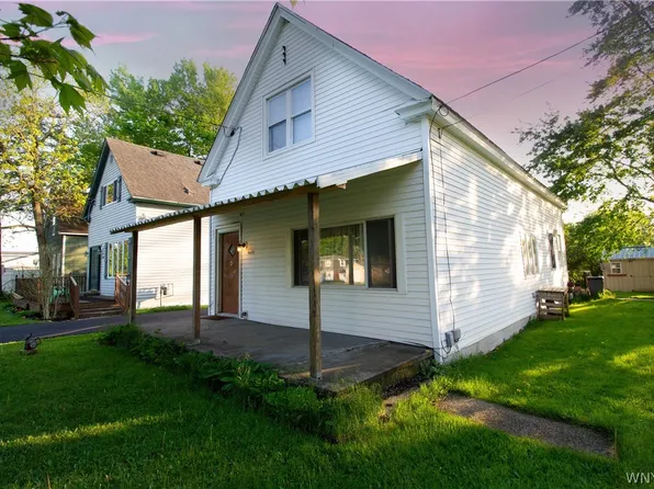 4690 Wayside Ln, Clarence, NY 14031