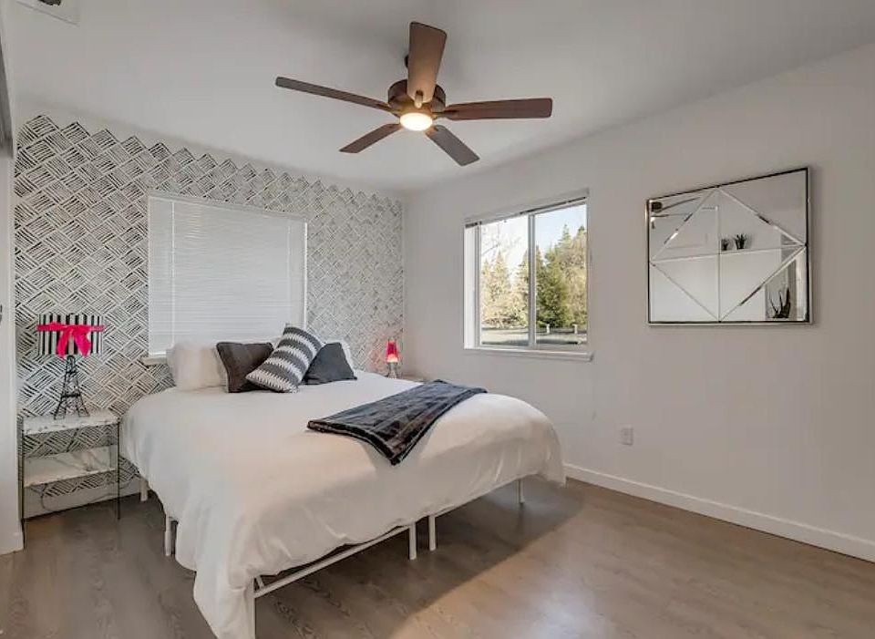 Stay in bed a little longer today! This room is equipped with king-size mattress.