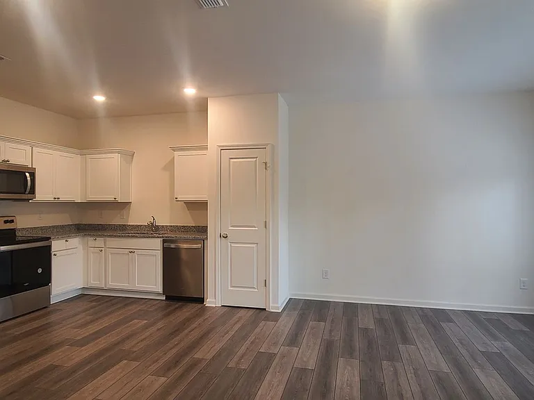 1516 Vernon Blvd — Photo 5