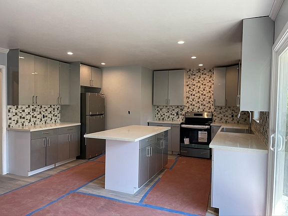 3rd image of 290 Penn Way