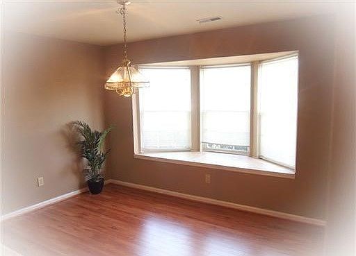 dining room w/bay window